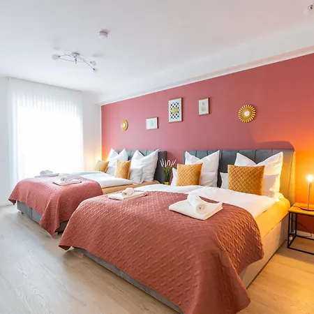 Golden Design Zentral Familie & Business, Babybett, Buero, Fitnessecke, Naehe Messe Dus